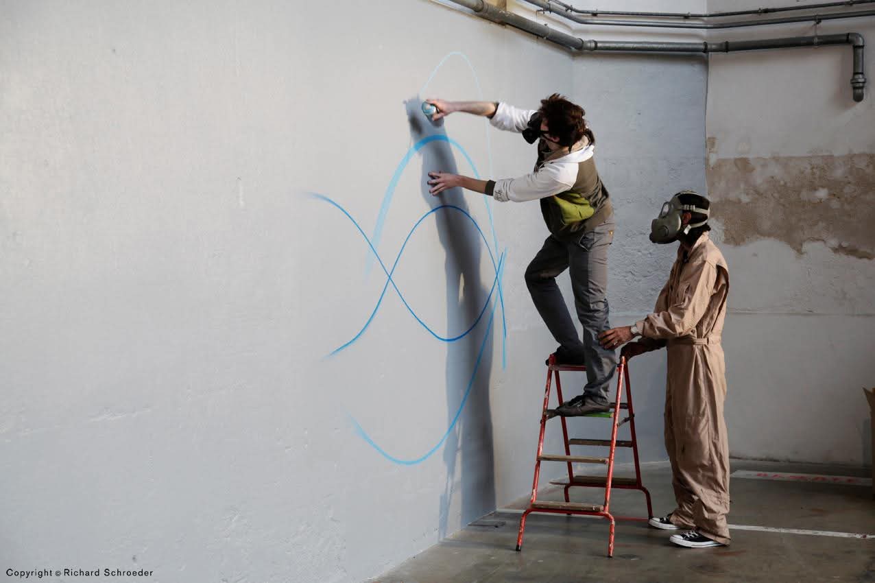 AtOme et Futura 2000 réalisant une fresque dans les locaux de la Maison Hennessy à Cognac en 2012.