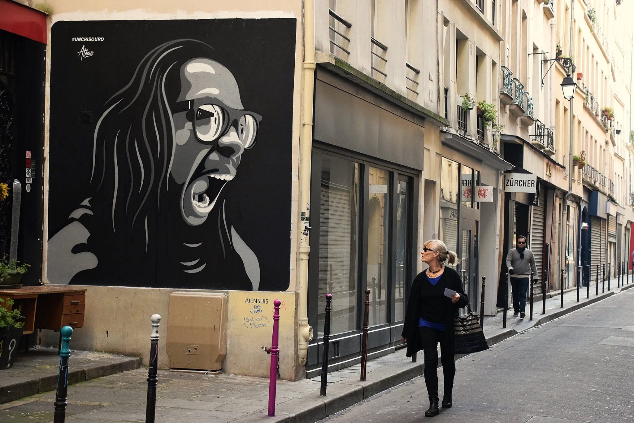 Fresque monumentale d’AtOme dans une rue de Paris pour Urban Safari autour du projet UNCRISOURD en 2015.
