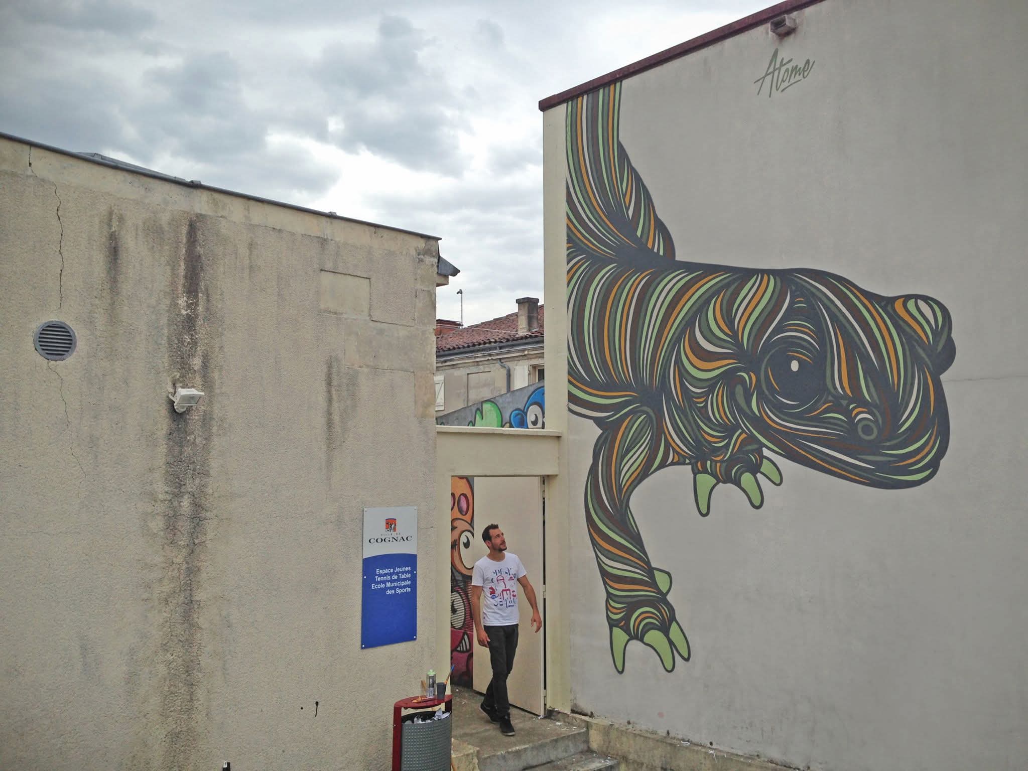 Fresque monumentale d’AtOme représentant une salamandre dans le cadre de Wonderwall à Cognac en 2015.